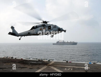 100906-N-1485C-410 Mar Arabico (sett. 6, 2010) un MH-60S Sea Hawk elicottero assegnato al Wild Card di elicottero di mare squadrone di combattimento (HSC) 23 decolla dall'assalto anfibio nave USS Peleliu (LHA 5) portando assistenza umanitaria rilievo di disastro i materiali di consumo come i militari Sealift il comando di carichi secchi e munizioni nave USNS Lewis e Clark (T-AKE 1) Le crociere off il shipÕs portside. Peleliu sta inviando un iniziale 80 pallet di forniture a Sharea Faisal Air Base per ulteriore distribuzione di regioni di flood, sostenendo il governo pakistano e aiuto militare in caso di catastrofe operazioni in Pakis Foto Stock