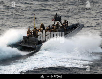 100909-N-9706M-080 Golfo di Aden (sett. 9, 2010) Marines assegnati per gli Stati Uniti Marine Corps xv Marine Expeditionary Unit, marittima forza Raid, approccio la motonave Magellan Star Giovedì, Settembre 9 per recuperarlo dal sospetto di pirati. I marines a bordo del peschereccio e ha impiegato nove sospetti pirati in custodia. I pirati sono state adottate per le visite-missili cruiser USS Princeton (CG 59) e della nave di undici membri di equipaggio riprende il controllo del Magellan Star. Pirates ha preso il controllo della nave sett. 8. Dubuque è parte di Peleliu anfibio gruppo pronto, supportando le operazioni di sicurezza marittima un Foto Stock