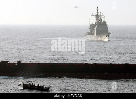 100909-N-9706M-958 Golfo di Aden (sett. 9, 2010) Marines assegnati per gli Stati Uniti Marine Corps xv Marine Expeditionary Unit, marittima forza Raid, approccio la motonave Magellan Star Giovedì, Settembre 9 per recuperarlo dal sospetto di pirati. I marines a bordo del peschereccio e ha impiegato nove sospetti pirati in custodia. I pirati sono state adottate per le visite-missili cruiser USS Princeton (CG 59) e della nave di undici membri di equipaggio riprende il controllo del Magellan Star. Pirates ha preso il controllo della nave sett. 8. Dubuque è parte di Peleliu anfibio gruppo pronto, supportando le operazioni di sicurezza marittima e Foto Stock