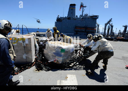 100908-N-8335D-375 Mar Cinese Orientale (sett. 08, 2010) Marines assegnati alla lotta contro la divisione Cargo del trentunesimo Marine Expeditionary Unit (31 MEU), Operazioni speciali in grado di spostare i negozi da un rifornimento in mare attraverso il ponte di volo a bordo del dock anfibio sbarco nave USS harpers Ferry (LSD 49). Harpers Ferry è di pattuglia nell'Oceano Pacifico occidentale e fa parte del permanentemente in avanti-distribuito Essex anfibio gruppo pronto. (U.S. Foto di Marina di Massa lo specialista di comunicazione 1a classe Richard Doolin/RILASCIATO) Navy US 100908-N-8335D-375 Marines spostare archivi da un rifornimento in mare Foto Stock