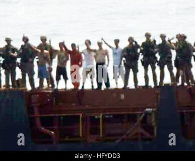 100909-N-0000X-001 Golfo di Aden (sett. 9, 2010) Marines assegnati per gli Stati Uniti Marine Corps xv Marine Expeditionary Unit, marittima forza Raid, imbarcato a bordo della U.S. Marina di trasporto anfibio dock nave USS Dubuque (LPD 8), stand sul ponte della nave a motore M/V Magellan stella con i membri dell'equipaggio i Marines liberati dal sospetto di pirati. I marines condotta a bordo e il sequestro di funzionamento dopo la Magellan Star è stato aggredito e abbordato dai pirati sett. 8. Dubuque è parte di CTF 151, la task force multinazionale istituito dalla combinazione di forze marittime per condurre una lotta alla pirateria delle operazioni in G Foto Stock