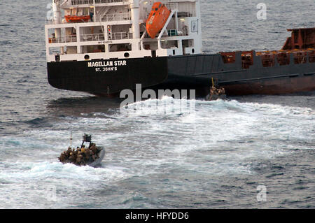 100909-N-5133N-120 Golfo di Aden (sett. 9, 2010) Marines assegnati per gli Stati Uniti Marine Corps xv Marine Expeditionary Unit, marittima forza Raid, approccio la motonave Magellan Star Giovedì, Settembre 9 per recuperarlo dal sospetto di pirati. I marines a bordo del peschereccio e ha impiegato nove sospetti pirati in custodia. I pirati sono state adottate per le visite-missili cruiser USS Princeton (CG 59) e della nave di undici membri di equipaggio riprende il controllo del Magellan Star. Pirates ha preso il controllo della nave sett. 8. Dubuque è parte di Peleliu anfibio gruppo pronto, supportando le operazioni di sicurezza marittima un Foto Stock