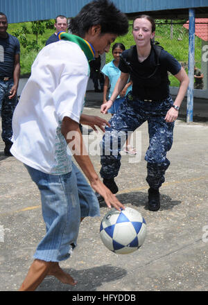 100910-N-2074H-421 PUERTO SANTO TOMAS, Guatemala (sett. 10, 2010) Ospedale Corpsman 2a classe Carrie McKinley, assegnato al multipurpose Amphibious Assault nave USS Iwo Jima (LHD 7), gioca a basket con bambini guatemaltechi durante una continua promessa europea di un progetto di servizio al Hogar de Ninos orfanotrofio. Iwo Jima è ancorata al largo delle coste del Guatemala sostenere la continua promessa 2010 umanitario assistenza civica di missione. Il medico assegnato e il personale tecnico imbarcato a bordo di Iwo Jima lavorano con partner nazione in grado di fornire i team di medici, dentisti, veterinari, e ingegnere Foto Stock