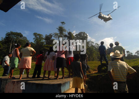 100910-N-7680ES-099 PUERTO SANTO THOMASS, Guatemala (sett. 10, 2010) gli abitanti di un villaggio guatemalteco guardare come un CH-46E Sea Knight elicottero assegnato per le oche selvatiche di mezzo marino elicottero Squadron (HMM) 774 si diparte il loro villaggio dopo aver portato a militari e civili provenienti da organizzazioni non governative per fornire assistenza umanitaria. Iwo Jima è sostenere la continua promessa 2010 umanitario assistenza civica di missione. Il medico assegnato e il personale tecnico imbarcato a bordo di Iwo Jima collaborerà con i partner la nazione per fornire medico, dentista, veterinario e assistenza tecnica Foto Stock