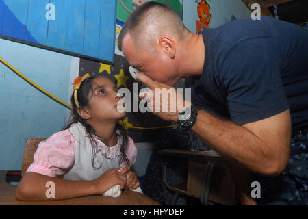 100910-N-7680ES-204 PUERTO SANTO THOMASS, Guatemala (sett. 10, 2010) della Cmdr. Ciro Rad, un all'ottico optometrista assegnato alla Naval Health Clinic Quantico imbarcato a bordo del multi-purpose Amphibious Assault nave USS Iwo Jima (LHD 7), esamina una ragazza guatemalteca durante una continua promessa 2010 medical servizio civico evento. Iwo Jima è sostenere la continua promessa 2010 umanitario assistenza civica di missione. Il medico assegnato e il personale tecnico imbarcato a bordo di Iwo Jima sta lavorando con i paesi partner per fornire medico, dentista, veterinario e assistenza tecnica. (U.S. Foto di Marina di Massa Commun Foto Stock