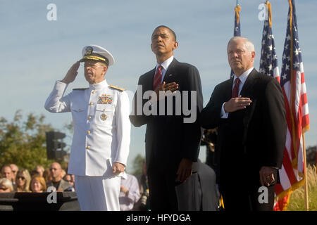 100911-D-7203C-008 WASHINGTON (sett. 11, 2010) Presidente del Comune di capi di Stato Maggiore Adm. Mike Mullen, Presidente Barack Obama e il Segretario della Difesa Robert M. Gates rendere onori durante la riproduzione di un inno nazionale al Pentagono Memorial, durante una cerimonia di nono anniversario degli attacchi dell 11 settembre sett. 11, 2010. (Dipartimento della Difesa foto di Cherie Cullen/RILASCIATO) Navy US 100911-D-7203C-008 Presidente Obama al Pentagono Memorial Foto Stock