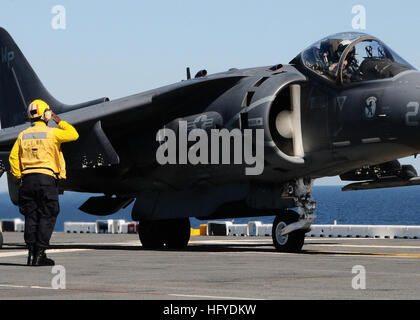 100914-N-7508R-160 Oceano Atlantico, (sett. 14, 2010) -- Aviazione di Boatswain Mate (manipolazione) 1a classe Devon Calderia, da Brooklyn, N.Y., saluta il pilota di un AV-8B Harrier da attacco Marino Squadron (VMA) 233 prima prima del lancio di aeromobili dal ponte di volo dell'multipurpose Amphibious Assault nave USS Bataan (LHD 5) sett. 14. Bataan è in corso porzioni conduttrici di base in fase di formazione, compresa una certificazione di aviazione che permettono alla nave di lanciare e recuperare il velivolo. (U.S. Foto di Marina di Massa lo specialista di comunicazione 2a classe Julio Rivera/RILASCIATO) US Navy 10 Foto Stock