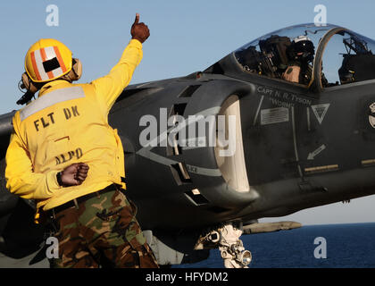 100914-N-7508R-166 OCEANO ATLANTICO (sett. 14, 2010) di aviazione di Boatswain Mate (manipolazione) 1a classe Rodrickus pastore, da Covington, California, il ponte di volo è leader assistente petty officer, dà un AV-8B Harrier pilot assegnato all'attacco Marino Squadron (VMA) 233 un pollice in alto prima del suo lancio dal ponte di volo dell'multi-purpose Amphibious Assault nave USS Bataan (LHD 5). Bataan è in corso porzioni conduttrici di base in fase di formazione, compresa una certificazione di aviazione che permettono alla nave di lanciare e recuperare il velivolo. (U.S. Navy foto di comunicazione di massa Specialist 2n Foto Stock