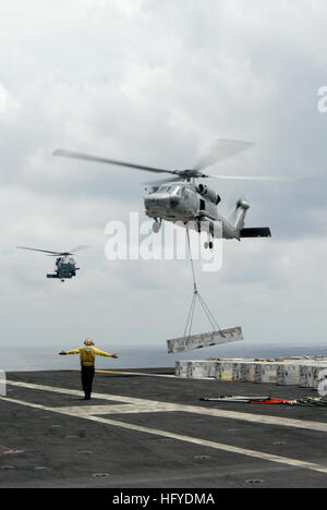 Una SH-60F Sea Hawk elicottero assegnato per gli Indiani di elicottero Anti-Submarine Squadron 6 airlifts inesplosi dal ponte di volo della portaerei USS Nimitz durante un offload di munizioni. Nimitz sta conducendo acqua blu le operazioni negli Stati Uniti La terza area della flotta di responsabilità. (U.S. Foto di Marina con marinaio Thomas Siniff) USS Nimitz prende su alimentatori DVIDS319412 Foto Stock