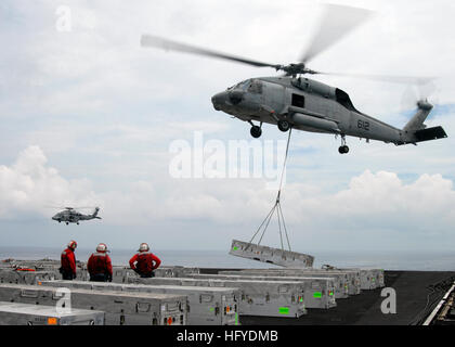 Una SH-60F Sea Hawk elicottero assegnato per gli Indiani di elicottero Anti-Submarine Squadron 6 airlifts inesplosi dal ponte di volo della portaerei USS Nimitz durante un offload di munizioni. Nimitz sta conducendo acqua blu le operazioni negli Stati Uniti La terza area della flotta di responsabilità. (U.S. Foto di Marina con marinaio Thomas Siniff) USS Nimitz prende su alimentatori DVIDS319410 Foto Stock