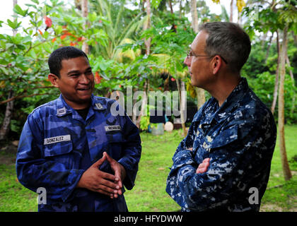 100918-N-1531D-270 Corn Island, Nicaragua (sett. 18, 2010) Capt. Thomas Negus, commodore di continuare promessa 2010, colloqui con il comandante di Corn Island marina nicaraguense base durante il suo tour dell'isola dove una continua promessa 2010 medical civic evento si svolge. Il multipurpose Amphibious Assault nave USS Iwo Jima (LHD 7) è ancorato al largo delle coste del Nicaragua conducendo una continua promessa 2010 umanitario assistenza civica di missione. Il medico assegnato e ingegneria dei membri del personale imbarcato a bordo di Iwo Jima lavorano con partner nazione in grado di fornire i team di medici, d Foto Stock