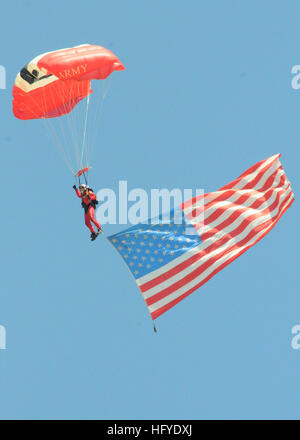 Un membro della squadra di caduta libera del British Army Parachute Regiment Red Devils mostra la bandiera americana durante un salto al Naval Air Station Oceana Air Show di Virginia Beach. Foto Stock