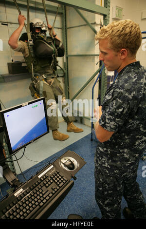 100920-M-4615ES-043 MIRAMAR, Calif. (Sett. 20, 2010) di un Marine assegnato alle Marine Aviation di armi e tattiche Squadron (TECOM) 1, esegue una virtuale atterraggio con il paracadute mentre un marinaio aziona il paracadute Virtual Trainer durante il volo la formazione di fisiologia dell'Aviation Survival Training Center al Marine Corps Air Station Miramar. (U.S. Marine Corps foto di Cpl. Patrick P. Evenson/RILASCIATO) Navy US 100920-M-4615ES-043 un Marine assegnato alle Marine Aviation di armi e tattiche Squadron (TECOM) 1, esegue una virtuale atterraggio con il paracadute mentre Foto Stock