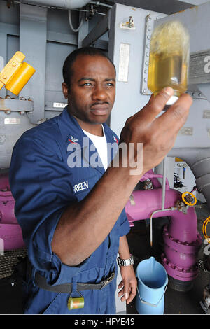 Petty Officer di 2a classe di Antonio Verde, il macchinista di mate, da Yemassee, S.C., ispeziona un campione di carburante per chiarezza a bordo del multi-purpose Amphibious Assault nave USS Iwo Jima. Iwo Jima è ancorata al largo delle coste del Nicaragua sostenendo la continua promessa 2010 umanitario assistenza civica di missione. Il medico assegnato e il personale tecnico imbarcato a bordo di Iwo Jima sta lavorando con i paesi partner per fornire medico, dentista, veterinario e assistenza tecnica in otto nazioni. USS Iwo Jima DVIDS azione323784 Foto Stock