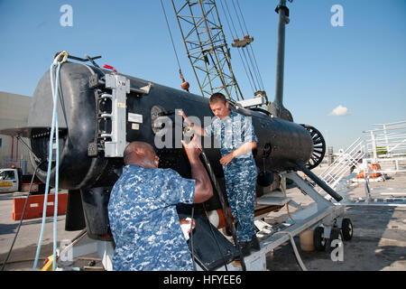 101002-N-5875S-051 FORT LAUDERDALE, FLORIDA (ott. 2, 2010) Senior Chief Mineman Robert Olson e Chief AerographerÕs Mate Charles Doss, eseguire interventi di manutenzione sul telecomando del veicolo multimissione, parte del programma Littoral Combat Ship (LCS) la mia missione di contromisure pacchetto prima in mare la prova. La mia missione di contromisure pacchetto fornisce piattaforme LCS la capacità di rilevare, identificare e neutralizzare le mine di mare. Il telecomando del veicolo Multimissione è stato imbarcato a bordo dell'Ufficio di ricerca navale Seafighter nave, che ha agito come un surrogato per la piattaforma LCS. (U.S. Navy photo David Sussman/Relea Foto Stock