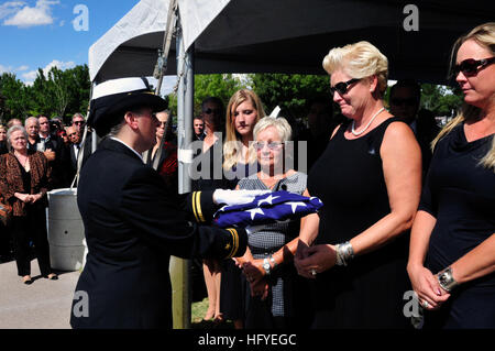 101004-N-3659B-474 LAS VEGAS (ott. 4, 2010) Lt. Barbara Schenk presenta il national alfiere di Jill Vandenburg Curtis, moglie di Tony Curtis, come lei grazie per il suo servizio husbandÕs NEGLI STATI UNITI Navy. Tony Curtis servito nella Marina durante la Seconda Guerra Mondiale e fu sepolto con gli onori militari. (U.S. Foto di Marina di Massa lo specialista di comunicazione 2a classe Giuseppe Buliavac/RILASCIATO) Navy US 101004-N-3659B-474 Lt. Barbara Schenk presenta il national alfiere di Jill Vandenburg Curtis, moglie di Tony Curtis Foto Stock