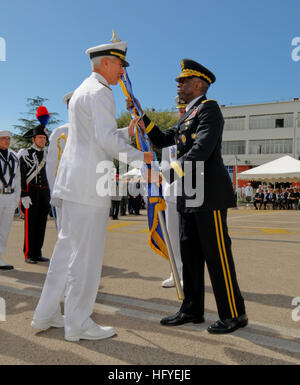 101006-N-1512O-298 napoli, Italia (ott. 6, 2010) gen. William ÒKipÓ Ward, destra, comandante della U.S. Africa comando, passa il U.S. Bandiera della Marina di Adm. Samuel J. Locklear III DURANTE GLI STATI UNITI Forze Navali modifica Europa-africa del comando cerimonia presso Allied il Comando interforze di Napoli. Durante la cerimonia Locklear alleviato Adm. Mark Fitzgerald come comandante, U.S. Forze Navali. Europa-Africa (U.S. Foto di Marina di Massa lo specialista di comunicazione 2a classe Stephen Oleksiak/RILASCIATO) Navy US 101006-N-1512O-298 gen. William Foto Stock