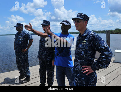 101019-N-1531D-079 OREALLA, Guyana (ott. 19, 2010) Capt. Thomas Negus, commodore di continuare promessa 2010, tours una continua promessa 2010 medici evento civico sito. Il multi-purpose Amphibious Assault nave USS Iwo Jima (LHD 7) è sostenere la continua promessa umanitario assistenza civica di missione. Il medico assegnato e il personale tecnico imbarcato a bordo di Iwo Jima lavorano con partner team nazione per fornire medico, dentista, veterinario e assistenza tecnica in otto paesi. (U.S. Foto di Marina di Massa lo specialista di comunicazione 2a classe Jonathen E. Davis/RILASCIATO) US Navy 10101 Foto Stock