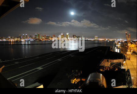 La portaerei USS Carl Vinson (CVN 70) è ormeggiato a Naval Air Station North Island con il San Diego skyline visibile fuori la porta prua. (Foto: Seaman Christopher K. Hwang) USS Carl Vinson azione DVIDS333607 Foto Stock