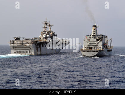 La USNS Pecos (T-AO 197) effettua un rifornimento in mare con la USS Essex (LHD 2) nell'Oceano Pacifico occidentale, sostenendo il gruppo Amphibious Ready dell'Essex, schierato in avanti, in pattuglia. Foto Stock
