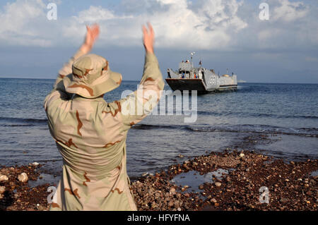 101029-N-7293M-401 ARTA BEACH, Gibuti (ott. 29, 2010) Seaman Kevin Rovito, assegnato al gruppo Beachmaster (BMU) 2, guide Landing Craft Utility 1661, assegnato all assalto unità artigianali (ACU) 2, per la zona di atterraggio durante la formazione anfibio operazioni svolte dal trasporto anfibio dock nave USS Ponce (LPD 15). Ponce è parte dell'anfibio Kearsarge Gruppo pronto, supportando le operazioni di sicurezza marittima e di teatro la cooperazione in materia di sicurezza gli sforzi negli Stati Uniti Quinta Flotta area di responsabilità. (U.S. Foto di Marina di Massa lo specialista di comunicazione 1a classe Natanaele Miller/RILASCIATO) US Navy 1010 Foto Stock