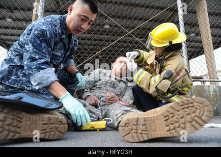 101107-N-2858S-223 Atsugi, Giappone (nov. 07, 2010) Hospitalman Tom Mersereau, a sinistra e a un vigile del fuoco dalla Naval Air Facility di Atsugi tendono ad un paziente con una lesione alla testa durante una guardia e proteggere l'esercizio. Il bi-laterale consentito esercitare il suolo giapponese Forza di Autodifesa, U.S. Marina e i lavoratori dalla Naval Air Facility di Atsugi a lavorare insieme attraverso vari scenari. (U.S. Foto di Marina di Massa lo specialista delle comunicazioni di terza classe Justin Smelley/RILASCIATO) Navy US 101107-N-2858S-223 Hospitalman Tom Mersereau, a sinistra e a un vigile del fuoco dalla Naval Air Facility di Atsugi tendono ad un paziente con un capo i Foto Stock