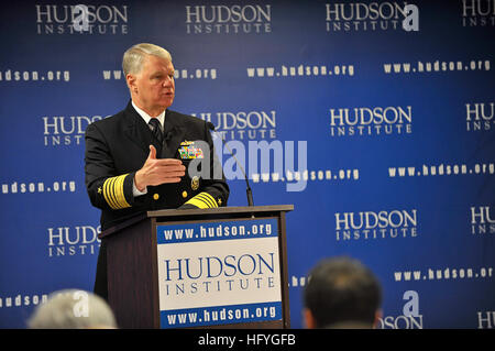 101116-N-8273J-006 WASHINGTON (nov. 16, 2010) Capo di operazioni navali (CNO) Adm. Gary Roughead offre un commento su "xxi secolo Seapower e America di interesse globale' alla Hudson Institute di Washington D.C. (U.S. Foto della marina da capo la comunicazione di massa specialista Tiffini Jones Vanderwyst/RILASCIATO) Navy US 101116-N-8273J-006 Capo di operazioni navali (CNO) Adm. Gary Roughead offre commento all'Istituto Hudson Foto Stock