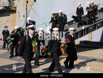 101118-N-6125G-096 NORFOLK (nov. 18, 2010) Nuovi padri partono l assalto anfibio nave USS Iwo Jima (LHD 7) alla stazione navale di Norfolk dopo quattro mesi di continua promessa 2010 umanitario assistenza civica di missione. Il medico assegnato e il personale tecnico imbarcato a bordo di Iwo Jima ha lavorato con la nazione partner in grado di fornire i team di medici, dentisti, veterinari, e assistenza tecnica a otto paesi. (U.S. Foto di Marina di Massa lo specialista di comunicazione 2a classe Eric S. Garst/RILASCIATO) Navy US 101118-N-6125G-096 nuovi Padri partono l assalto anfibio nave USS Iwo Jima (LHD 7) a stazio navale Foto Stock