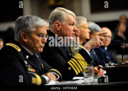 101203-N-8273J-130 WASHINGTON (dec. n. 3, 2010) Capo di operazioni navali (CNO) Adm. Gary Roughead testimonia prima che il comitato delle forze armate del senato circa la revisione completa del gruppo di lavoro relazione per quanto riguarda il "non chiedere, non dire politica". (U.S. Foto della marina da capo la comunicazione di massa specialista Tiffini Jones Vanderwyst/RILASCIATO) Navy US 101203-N-8273J-130 Capo di operazioni navali (CNO) Adm. Gary Roughead testimonia prima che il comitato delle forze armate del senato circa il compre Foto Stock