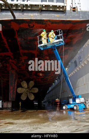 101202-N-9643K-012 SAN DIEGO (dec. n. 2, 2010) cantiere NASSCO lavoratori utilizzano acqua ad alta pressione per pulire lo scafo di assalto anfibio nave USS Bonhomme Richard (LHD 6). La nave sarà in bacino di carenaggio per circa quattro mesi. (U.S. Foto di Marina di Massa principale Specialista comunicazione Joe Kane/RILASCIATO) Navy US 101202-N-9643K-012 NASSCO cantiere lavoratori utilizzano acqua ad alta pressione per pulire lo scafo di assalto anfibio nave USS Bonhomme Richard (L Foto Stock