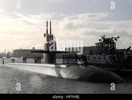 101202-N-3560G-001 JOINT BASE PEARL HARBOR-HICKAM, Hawaii (dec. n. 2, 2010) Il Los Angeles-class attack submarine USS Jacksonville (SSN 699) ritorna alla base comune Harbor-Hickam perla dopo aver completato una distribuzione programmata per il Pacifico occidentale Regione. (U.S. Foto di Marina di Massa lo specialista di comunicazione 2a classe Ronald Gutridge/RILASCIATO) Navy US 101202-N-3560G-001 USS Jacksonville (SSN 699) ritorna alla base comune Harbor-Hickam perla dopo aver completato una distribuzione programmata a ovest Foto Stock