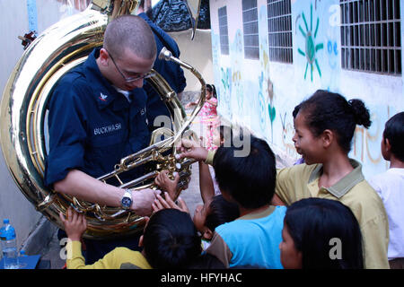 Petty Officer di terza classe Zachary Buckwash, musicista, mostra un sousaphone per i bambini presso la Scuola di buona volontà in Sihanoukville, Cambogia. Gli Stati Uniti 7 banda della flotta, Orient Express, è imbarcata a bordo guidato-missile destroyer USS Mustin, visitando la Cambogia come ambasciatori di buona volontà. (U.S. Navy foto di Senior Chief Petty Officer Adam Vincent) USS Mustin in Cambogia DVIDS346810 Foto Stock