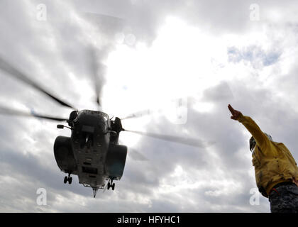 101205-N-3620B-051 Mar Cinese Orientale (dec. n. 5, 2010) di aviazione di Boatswain Mate (carburante) Airman Adam Pond segnali per un MH-53 Sea Stallion elicottero assegnato all'avanguardia di contromisure Mine Squadron (HM) 14 a prendere il via dal trasporto anfibio dock nave USS Denver (LPD 9). Denver è parte dell'permanentemente in avanti-distribuito Essex anfibio gruppo pronto e sta conducendo una pattuglia programmato nell'Oceano Pacifico occidentale. (U.S. Foto di Marina di Massa lo specialista di comunicazione di terza classe Bryan Blair/RILASCIATO) Navy US 101205-N-3620B-051 Aviazione di Boatswain Mate (carburante) Airman Adam Pond segnali per Foto Stock