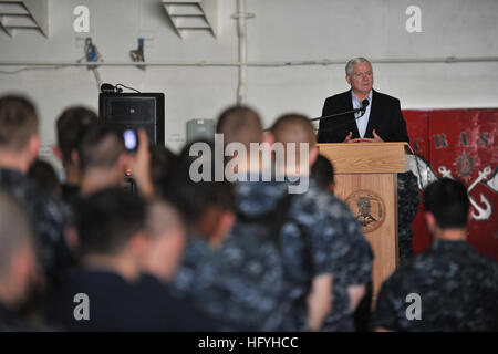 101206-N-5016P-006 Mare Arabico (dec. n. 6, 2010) Il Segretario della Difesa Robert M. Gates offre commento durante un tutte le mani con la chiamata a bordo della portaerei USS Abraham Lincoln (CVN 72). Questa è la prima volta che Gates ha visitato una struttura distribuita di portaerei. La Abraham Lincoln Carrier Strike gruppo è distribuito negli Stati Uniti Quinta Flotta area di responsabilità sostenere le operazioni di sicurezza marittima e di protezione del teatro gli sforzi di cooperazione. (U.S. Foto di Marina di Massa lo specialista di comunicazione 2a classe Arif Patani/RILASCIATO) Navy US 101206-N-5016P-006 il Segretario della Difesa Robert M. Gates offre commento duri Foto Stock