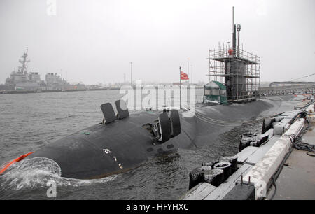 101213-N-7705S-003 NORFOLK (dec. n. 13, 2010) Il Los Angeles-class attack submarine USS Montpelier (SSN 765) è piersside alla stazione navale di Norfolk come un inizio inverno tempesta di neve porta all'Hampton Roads regione. (U.S. Foto di Marina di Massa lo specialista di comunicazione 1a classe Todd A. Schaffer/RILASCIATO) Navy US 101213-N-7705S-003 USS Montpelier (SSN 765) è piersside alla stazione navale di Norfolk come un inizio inverno tempesta di neve porta all'Hampton Roads Foto Stock