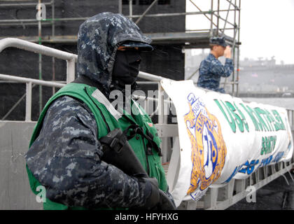 101213-N-7705S-022 NORFOLK (dec. n. 13, 2010) Fire tecnico di controllo di terza classe Arthur Rollins, da McLouth, Kan., Sorge fesa security watch per la Los Angeles-class attack submarine USS Montpelier (SSN 765) come una tempesta di neve porta all'Hampton Roads regione. (U.S. Foto di Marina di Massa lo specialista di comunicazione 1a classe Todd A. Schaffer/RILASCIATO) Navy US 101213-N-7705S-022 Controllo di fuoco tecnico di terza classe Arthur Rollins, da McLouth, Kan., Sorge fesa security watch per la Los Angeles Foto Stock