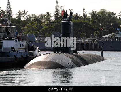 101214-N-3560G-001 PEARL HARBOR-HICKAM (dec. n. 14, 2010) Il Los Angeles-classe fast-attacco sommergibile USS Pasadena (SSN 752) si diparte Base comune Harbor-Hickam perla per un regolarmente programmato sei mesi di distribuzione per il Pacifico occidentale Regione. (U.S. Foto della marina da capo la comunicazione di massa specialista Josh Thompson/RILASCIATO) Navy US 101214-N-3560G-001 il Los Angeles-classe fast-attacco sommergibile USS Pasadena (SSN 752) si diparte la base comune perla Harbor-Hickam f Foto Stock