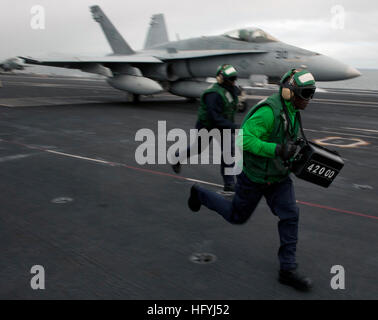 101217-N-7981ES-093 OCEANO PACIFICO (dec. n. 17, 2010) di aviazione di Boatswain Mate (attrezzature) Airman Terrance Chase visualizza il peso di un F/A-18C Hornet e viene eseguito con un altro marinaio per cancellare il safe-shot linea come il velivolo lancia dalla portaerei USS Carl Vinson (CVN 70). Carl Vinson e Carrier aria Wing (CVW) 17 sono su una di tre settimane di formazione composita dell'unità esercizio ad essere seguita da una distribuzione all'Oceano Pacifico occidentale. (U.S. Foto di Marina di Massa lo specialista di comunicazione 2a classe James R. Evans/RILASCIATO) Navy US 101217-N-7981ES-093 Aviazione di Boatswain Mate (attrezzature) Airman Te Foto Stock