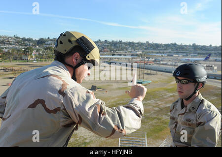 110128-N-2943C-150 SAN DIEGO (GEN. 28, 2011) equipaggi Equipmentman sopravvivenza 2a classe Joshua Lovins incarica uno studente prima che egli rappels durante l'eliminazione degli ordigni esplosivi (EOD) addestramento tattico al Marine Corps reclutare Depot. Questa fase finale di EOD training è un tre settimane di corso che prove EOD membri su tutte le competenze apprese durante il training. (U.S. Foto di Marina di Massa lo specialista di comunicazione 2a classe Carlos A. Cepeda/RILASCIATO) Navy US 110128-N-2943C-150 equipaggi Equipmentman sopravvivenza 2a classe Joshua Lovins incarica uno studente prima che egli rappels durante il materiale esplosivo Foto Stock