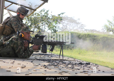 110201-M-3953K-040 COVENAS, Colombia (feb. 1, 2011) Cpl. Derek R. Connelly, sinistra, assegnati alla cooperazione in materia di sicurezza Task Force, osserva Marina colombiano Victor Velasquez durante M249 arma automatica della squadra a trapani fanteria di marina Base di formazione. Le punte erano parte di un esperto in materia di scambio anfibio di supporto del sud della stazione di partenariato (SPS) 2011. SPS è una distribuzione annuale delle navi degli Stati Uniti per gli Stati Uniti Comando Sud area di responsabilità nei Caraibi e America Latina. (U.S. Marine Corps foto di Cpl. Brittany J. Kohler/RILASCIATO) Navy US 110201-M-3953K-040 Cpl. Derek R C Foto Stock