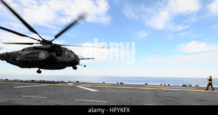 Un MH-53E mare Dragon elicottero assegnato alla mia contromisure Squadron 14 terre a bordo del multi-purpose Amphibious Assault nave USS Bataan durante il ponte di volo operazioni. (U.S. Navy foto di Sottufficiali di seconda classe Julio Rivera) USS Bataan azione DVIDS367267 Foto Stock