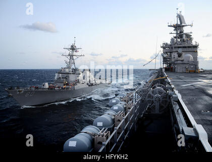 110212-N-7508R-039 OCEANO ATLANTICO (feb. 12, 2011) le visite-missile destroyer USS Roosevelt (DDG 80) si prepara a ricevere un tubo del combustibile dal multi-purpose Amphibious Assault nave USS Bataan (LHD 5) durante il rifornimento di carburante in mare. Bataan è in corso conducendo a-mare la formazione. (U.S. Foto di Marina di Massa lo specialista di comunicazione 2a classe Julio Rivera/RILASCIATO) Navy US 110212-N-7508R-039 visite-missile destroyer USS Roosevelt (DDG 80) si prepara a ricevere un tubo del combustibile dal multi-purpose come anfibio Foto Stock