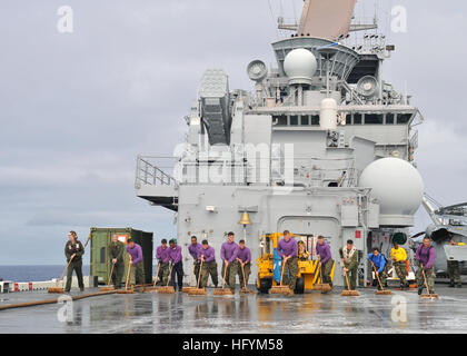 110228-N-ZS026-203 OCEANO PACIFICO (feb. 28, 2011) Marinai e Marines a bordo dell'assalto anfibio nave USS Boxer (LHD 4) pulire il ponte di volo. Il Boxer è il fiore all' occhiello del Boxer anfibio gruppo pronto, attualmente in corso con il XIII Marine Expeditionary Unit per un regolarmente la distribuzione programmata all'Oceano Pacifico occidentale. (U.S. Foto di Marina di Massa lo specialista di comunicazione di terza classe Trevor Welsh/RILASCIATO) Navy US 110228-N-ZS026-203 marinai e Marines a bordo dell'assalto anfibio nave USS Boxer (LHD 4) pulire il ponte di volo Foto Stock