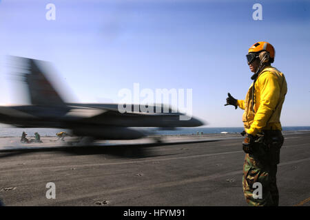 110304-N-5646R-147 MAR ROSSO (4 marzo 2011) un marinaio assegnati ai fulmini di Marine Fighter Attack Squadron (VMFA) 251 assicura un'F/A-18C Hornet è pronto per il lancio durante le operazioni di volo a bordo della portaerei USS Enterprise (CVN 65). Enterprise e Carrier aria Wing (CVW) 1 sono su una distribuzione di routine negli Stati Uniti Quinta Flotta area di responsabilità condurre le operazioni di sicurezza marittima. (U.S. Foto di Marina di Massa lo specialista di comunicazione di terza classe Austin Rooney/RILASCIATO) Navy US 110304-N-5646R-147 un marinaio assegnati ai fulmini di Marine Fighter Attack Squadron (VMFA) 251 en Foto Stock