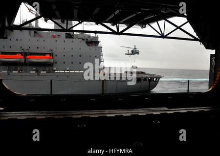 110317-N-ZS026-109 OCEANO PACIFICO (17 marzo 2011) un MH-60 Sea Hawk elicottero assegnati ai caratteri jolly di elicottero di mare squadrone di combattimento (HSC) 23 trasferisce le forniture dai militari di comando Sealift flotta oliatore di rifornimento USNS Rappahannock (T-AO 204) all'assalto anfibio nave USS Boxer (LHD 4) come il trasporto anfibio dock nave USS Green Bay (LPD 20) arriva al fianco di RappahannockÕs dritta per i materiali di consumo. Boxer e Green Bay sono parte del Boxer anfibio gruppo pronto, che è attualmente in corso con il XIII Marine Expeditionary Unit (XIII MEU) su una distribuzione per il Pacifico occidentale Foto Stock