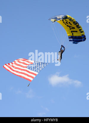 110319-N-5366T-140 AUSTIN, Texas (19 marzo 2011) Chief Special Warfare operatore (guarnizione) Justin Gauny, assegnato per gli Stati Uniti Navy parachute team di dimostrazione, il salto delle rane, esegue presso la star della Fiera di Austin e Rodeo durante Austin Navy settimana. Navy settimane sono progettati per presentare gli investimenti americani hanno fatto nella loro marina come la forza globale per il bene e per accrescere la consapevolezza in città che non hanno una significativa presenza della Marina. (U.S. Navy foto di comunicazione di massa 2a classe Michelle Turner/RILASCIATO) Navy US 110319-N-5366T-140 Chief Special Warfare operatore (guarnizione) Justin Gauny esegue a t Foto Stock