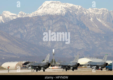 110320-A-4520W-108 Aviano Air Force Base in Italia (20 marzo 2011) DEGLI STATI UNITI Air Force F-16 Fighting Falcons ritorno alla Base aerea di Aviano dopo la operazione di supporto Odyssey Dawn. Joint Task Force Odyssey Dawn è la U.S. Africa il comando task force istituita per fornire comando operativo e tattico e di controllo le forze militari USA a sostegno della risposta internazionale per i disordini in Libia e in applicazione della risoluzione del Consiglio di Sicurezza delle Nazioni Unite 1973. (U.S. Foto dell'esercito da Staff Sgt. Tierney P. Wilson/RILASCIATO) Navy US 110320-A-4520W-108 U.S. Air Force F-16 Fighting Falcons tornare ad Aviano ai Foto Stock