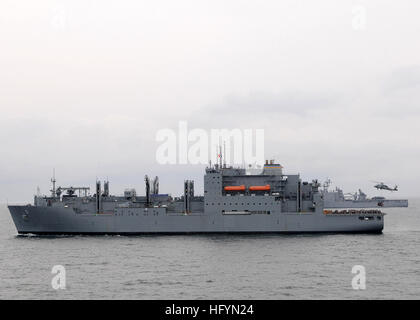 110321-N-4743B-146 OCEANO PACIFICO (21 marzo 2011) un MH-60S Sea Hawk elicottero decolla dal militare Sealift il comando di carichi secchi e munizioni nave USNS Matthew Perry (T-AKE 9) con i materiali di consumo per la distribuita Amphibious Assault nave USS Essex (LHD 2), non raffigurato. Essex e Navi negli Stati Uniti 7 flotta area di responsabilità sono operative al largo della costa di Hachinohe nel nordest del Giappone il funzionamento di supporto Tomodachi. (U.S. Foto di Marina di Massa lo specialista di comunicazione di terza classe Adam M. Bennett/RILASCIATO) Navy US 110321-N-4743B-146 un MH-60S Sea Hawk elicottero decolla da Mil Foto Stock