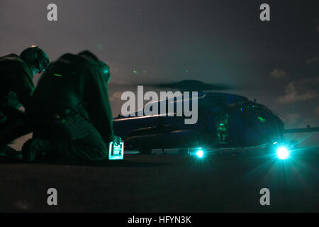 110321-M-0761B-142 Mare Mediterraneo (21 marzo 2011) Marines assegnato al XXVI Marine Expeditionary Unit (ventiseiesima MEU) effettuare controlli di tipo elettronico su un CH-53E Super Stallion elicotteri prima del decollo per il soccorso di un aereo abbattuto Forza F-15E Strike Eagle e pilota ufficiale di armi. Gli aviatori sperimentato problemi meccanici durante il supporto di Joint Task Force Odyssey Dawn. Joint Task Force Odyssey Dawn è la U.S. Africa il comando task force istituita per fornire comando operativo e tattico e di controllo le forze militari USA a sostegno della risposta internazionale ai disordini in Libia e fen Foto Stock