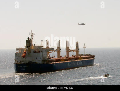 110325-N-BZ392-256 Mar Arabico (25 marzo 2011) Una SH-60B elicottero da Anti-Submarine Squadron luce (HSL) 48, assegnato al missile cruiser USS Leyte golfo (CG 55) e una visita, scheda, ricerca e sequestro di team a bordo di una rigida-scafo gommone monitorare il filippino-contrassegnato navi mercantili commerciante Falcon II, che ha inviato una richiesta di soccorso di segnalazione che era stato abbordato dai pirati. Elicotteri da Leyte Golfo e la portaerei USS Enterprise (CVN 65) ha risposto alla chiamata e sono stati in grado di perturbare l'attacco. Leyte golfo è distribuito negli Stati Uniti Quinta Flotta area di responsabilità di co Foto Stock